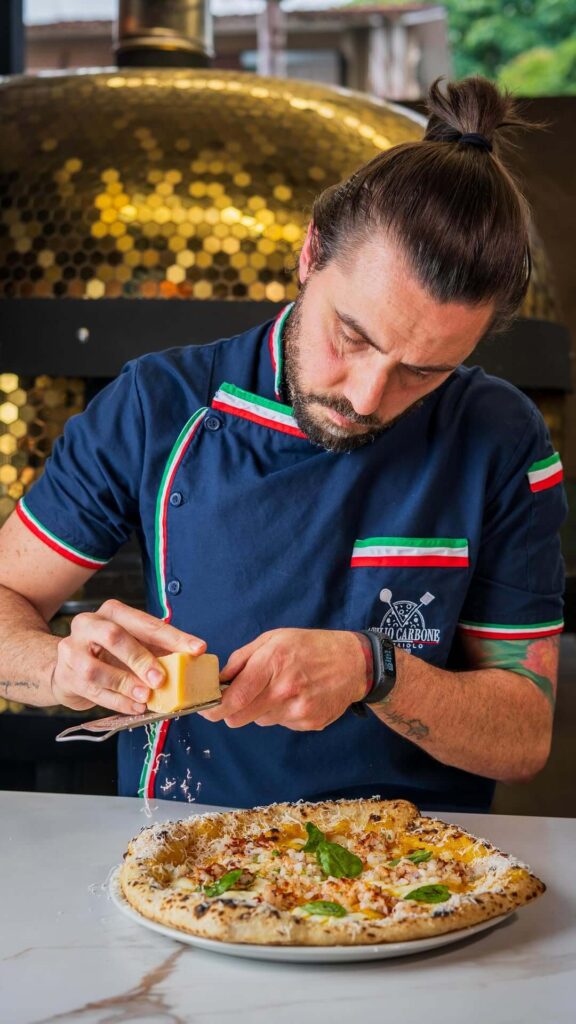 Signora Maratea, una pizza elaborada con una combinación que resalta lo mejor del mar con una textura envolvente y un toque dulce que sorprende.